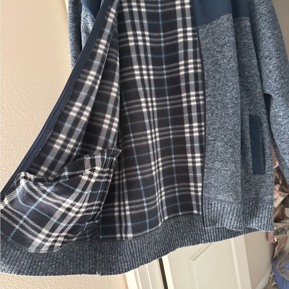 IZOD Men's Navy and Gray Zip-Up Sweater - Picture 4 of 5